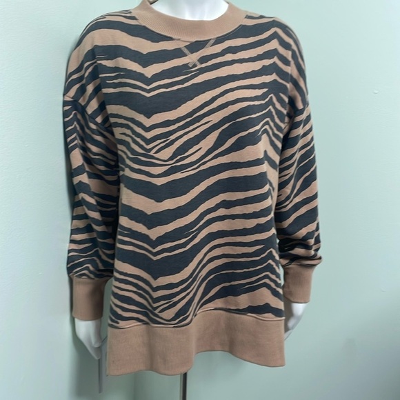 Aerie Split Hem Black & Tan Tiger Sweatshirt NEW size small - Picture 4 of 8